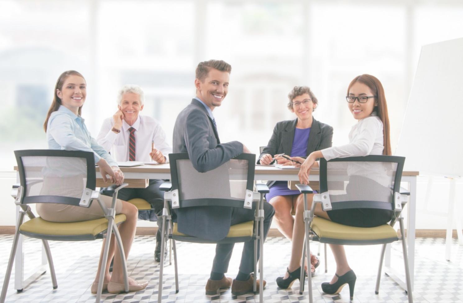 Professionelle Geschäftsverhandlung in modernem Konferenzraum